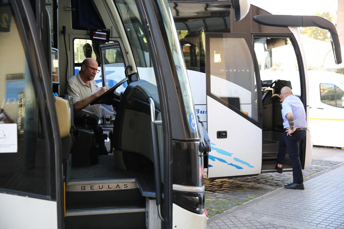 Catalunya traça una xarxa de busos interurbans amb menys empreses i amb horaris més coordinats Catalunya traça una xarxa de busos interurbans amb menys empreses i amb horaris més coordinats