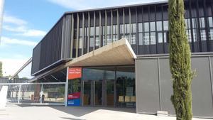 Fachada de la escuela Thau de Sant Cugat.