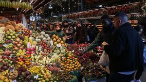 Compras de última hora en el mercado de La Boqueria de Barcelona.