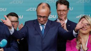 Friedrich Merz, líder de la conservadora CDU, se dirige a sus seguidores después de las primeras encuestas a pie de urna en las elecciones generales alemanas.