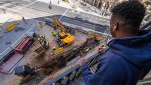 La Generalitat revisa les esquerdes d’una finca del carrer d’Urgell