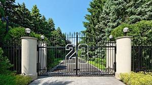 Puerta de acceso, importada de la mansión Playboy, a la casa de Michael Jordan en Chicago.
