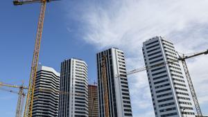 Els alts preus de la vivenda impulsen les vendes en zones menys tensionades