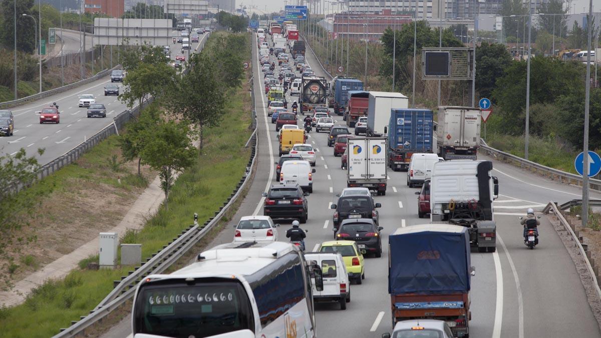 Embussos a la Ronda Litoral al descarrilar a la Zona Franca un tren de mercaderies Embussos a la Ronda Litoral al descarrilar a la Zona Franca un tren de mercaderies
