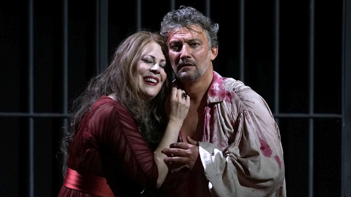 fotos de Sonda Radvanovsky i Jonas Kaufmann en el muntatge de ’Tosca’ que es va fer al Teatre Real de Madrid i demà arriba a Peralada fotos de Sonda Radvanovsky i Jonas Kaufmann en el muntatge de ’Tosca’ que es va fer al Teatre Real de Madrid i demà arriba a Peralada