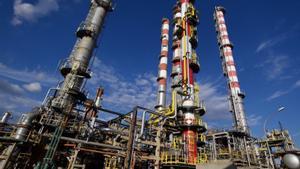 Petroleres i banca descarten noves inversions i crèdit pels seus impostos