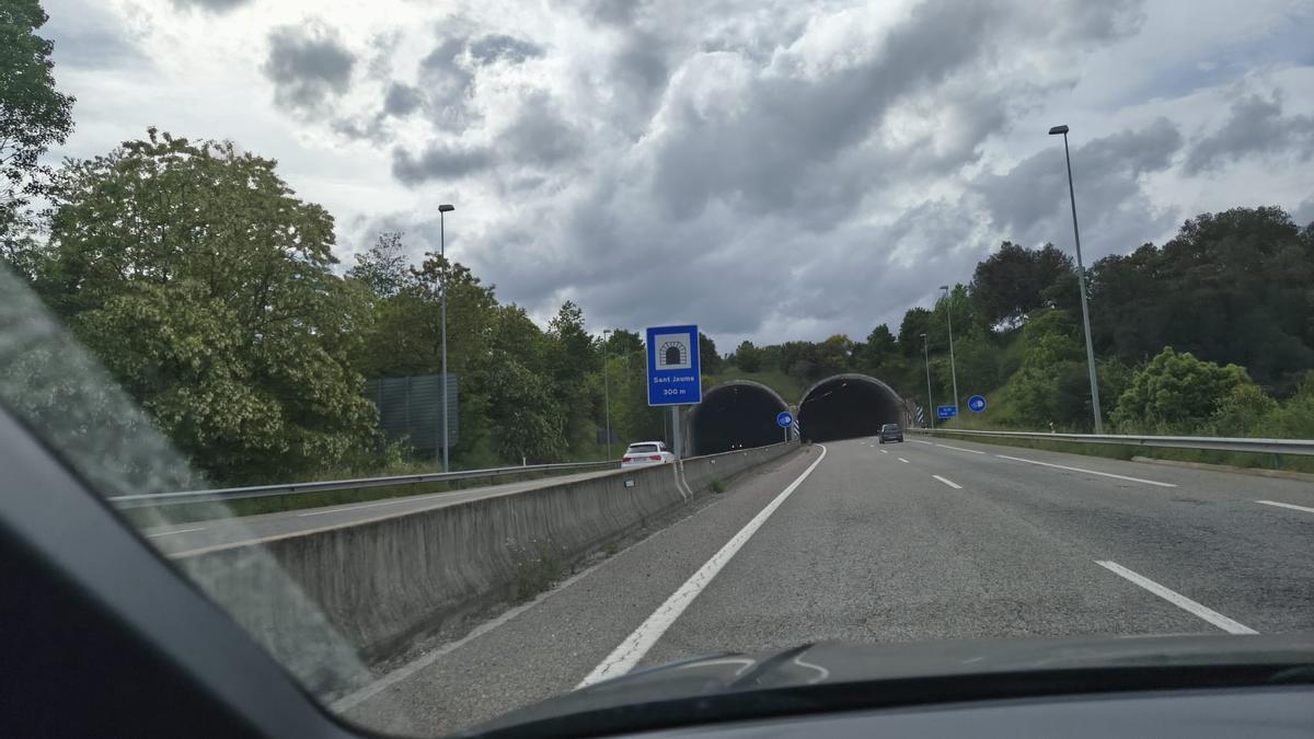 Imagen del coche en contra dirección por Olot Imagen del coche en contra dirección por Olot