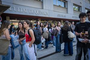 Les escoles seguiran obertes fins que les famílies arribin per recollir els seus fills