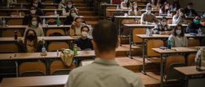 Aprovada la llei que posarà un límit a les taxes universitàries: així és la LOSU