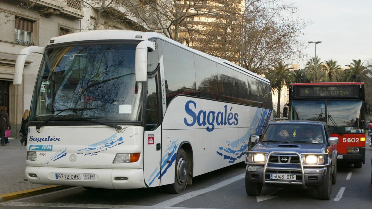 Un autocar xoca contra un semàfor i es queda encallat a Barcelona Un autocar xoca contra un semàfor i es queda encallat a Barcelona