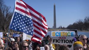 Manifestación de científicos e investigadores contra los recortes de Trum en Washingtont, el pasado marzo.  AP/ Mark Schiefelbein