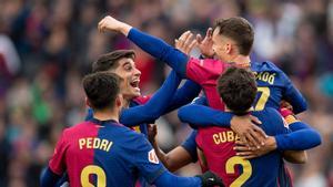 Los jugadores del Barça celebran el 2-0 a la Real Sociedad marcado por Marc Casadó en Montjuïc.