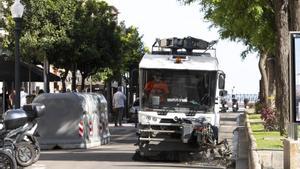 Recogida de basura por parte de la empresa FCC, en la Rambla Nova de Tarragona.