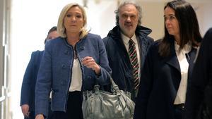 Marine Le Pen llega al tribunal de París donde se conocerá la sentencia del juicio en su contra