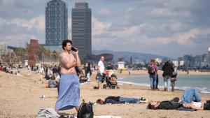 Bañistas en la playa de la Barceloneta este sábado, en Barcelona.
