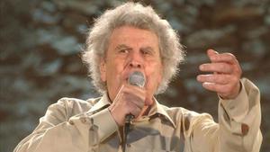 Mikis Theodorakis, durant un concert el 2003.