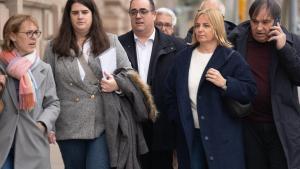 Cristian Alcázar, exteniente de Alcaldía de LHospitalet, en el centro, entre familiares en la Audiencia Provincial de Barcelona.