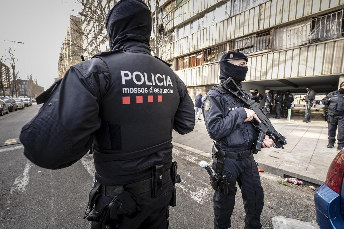 Gran operativo de los Mossos en la Mina para arrestar a los involucrados en un tiroteo de febrero Gran operativo de los Mossos en la Mina para arrestar a los involucrados en un tiroteo de febrero