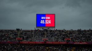 El marcador electrónico indica la asistencia de espectadores al Barça-Real Sociedad de la temporada 24-25.