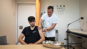 Un enfermero pone una vacuna del VPH a un joven de 18 años este viernes en el CAP Casernes.