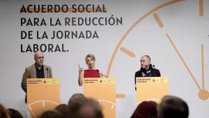 Yolanda Díaz y los sindicalistas Unai Sordo y Pepe Álvarez en la firma del Acuerdo social para la reducción de jornada laboral